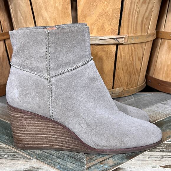 Lucky Brand Zollini Tan Suede Stacked Wedge Zip Ankle Booties Boots Womens 9.5 - Picture 1 of 13